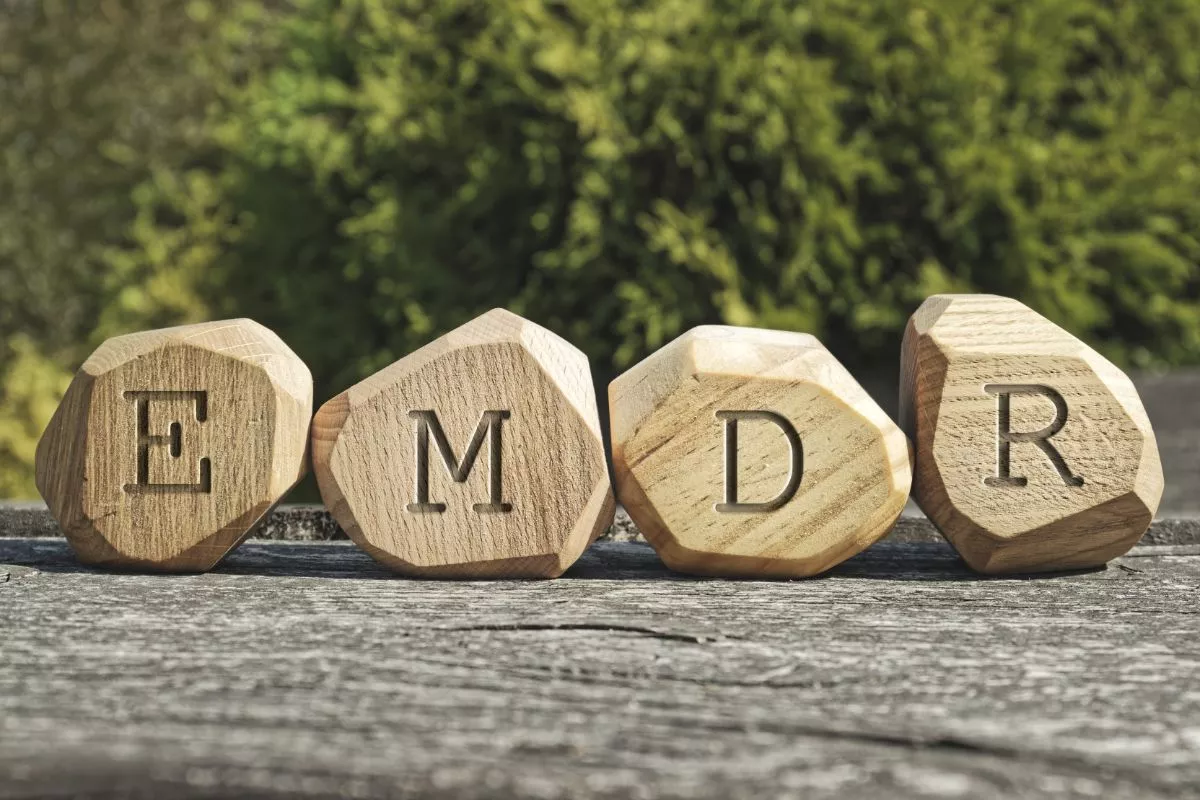Na czym polega EMDR? Jak pomaga z traumą i dla kogo jest?